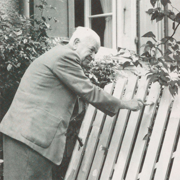 Robert Grimm streicht einen Zaun vor seinem Haus am Engeriedweg 17 in Bern